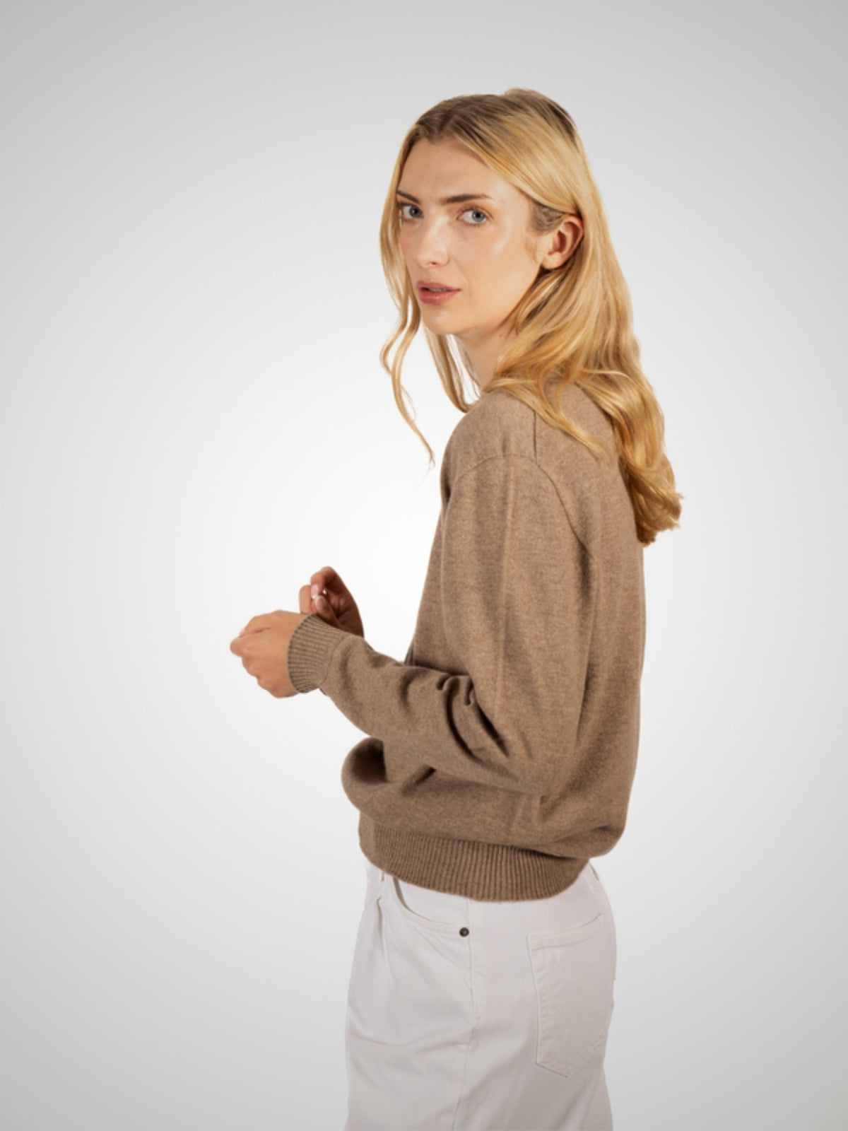 Arisaig Women's Loose Fit Cashmere Crew Neck (in Dark Natural) – Hawico Scotland